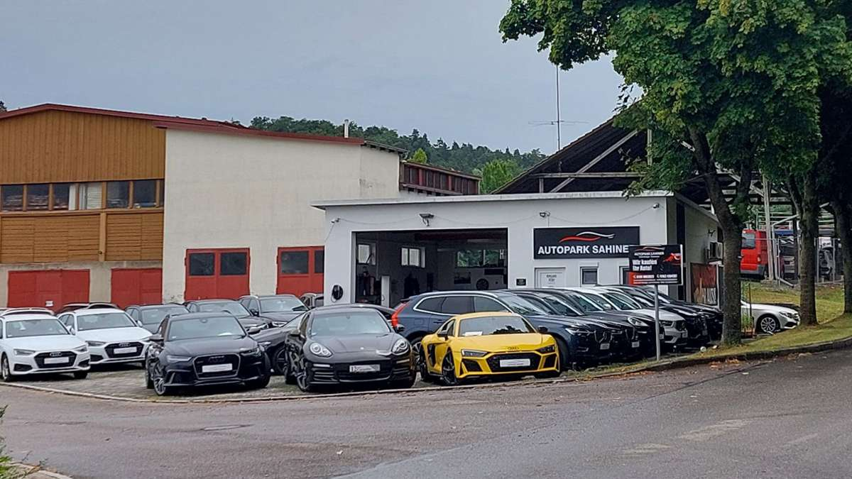 Autopark Sahiner Gelände mit Fahrzeugen